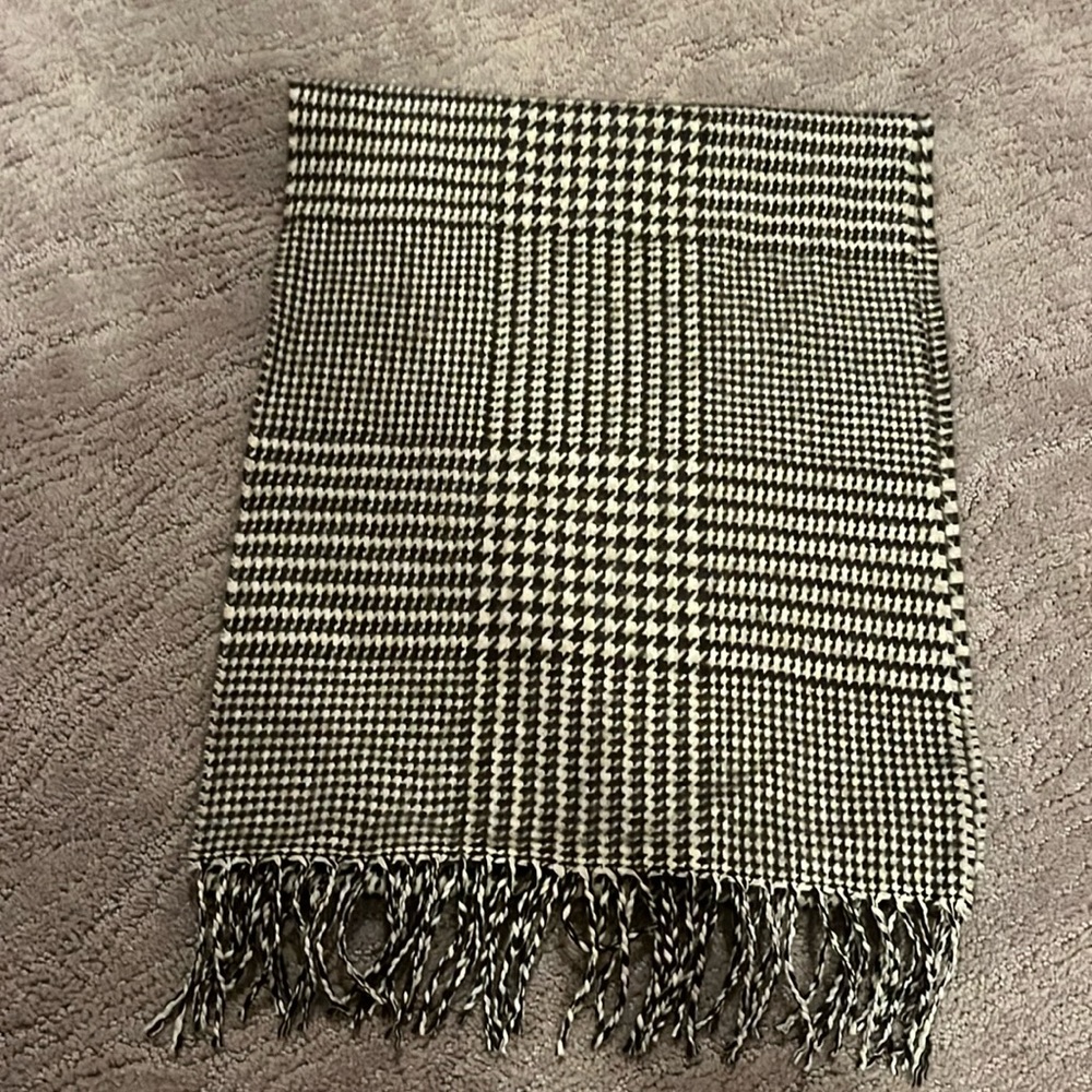 100% Cashmere scarf.  Mens or women’s